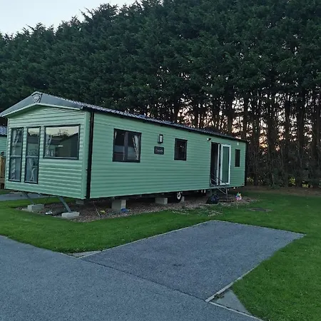 Rustling Pines At Knaresborough Lido 哈罗盖特