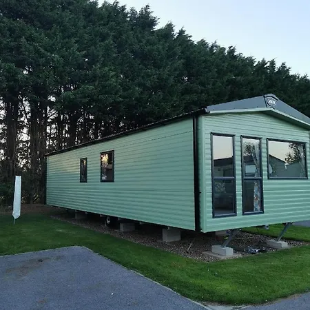 Rustling Pines At Knaresborough Lido 哈罗盖特